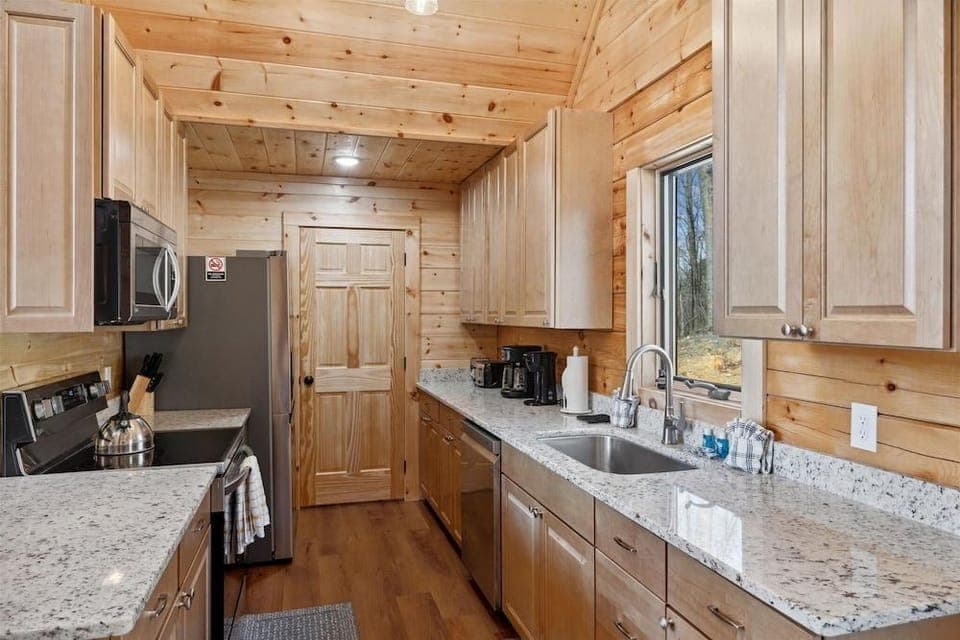 Above The Summit 5 Bedroom Cabin by RedAwning Hotel in Sevier County