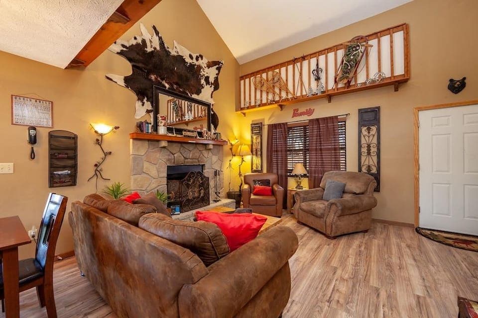 Bearfootin 3 Bedroom Cabin by RedAwning Hotel in Gatlinburg