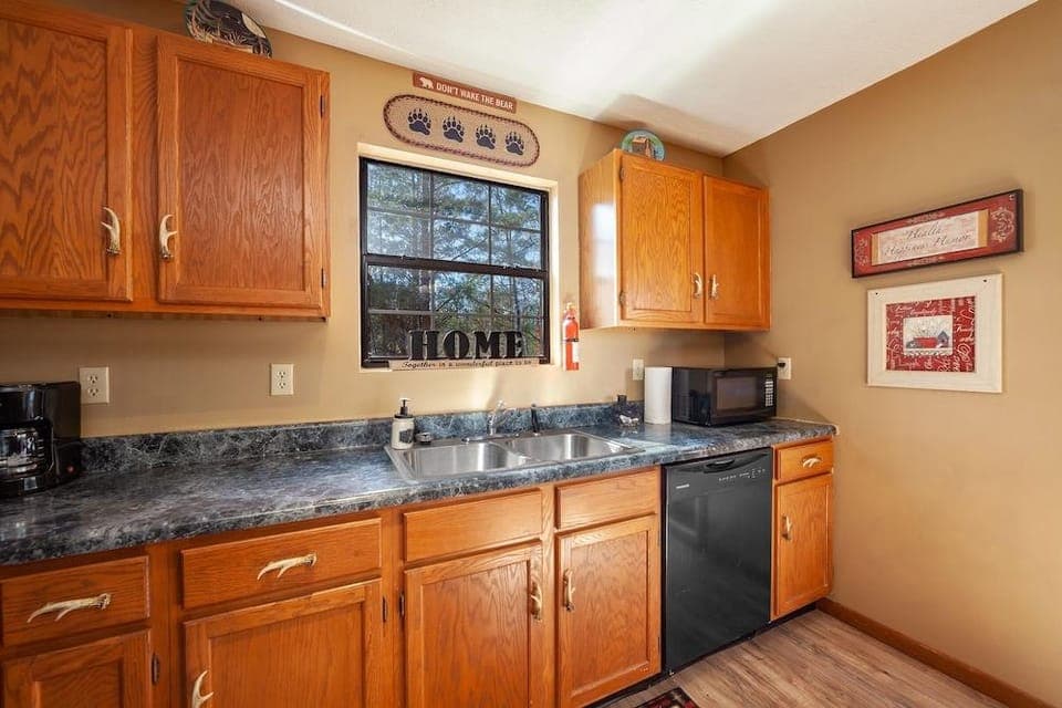 Bearfootin 3 Bedroom Cabin by RedAwning Hotel in Gatlinburg