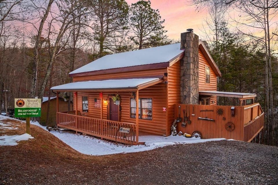 Bearfootin 3 Bedroom Cabin by RedAwning Hotel in Gatlinburg