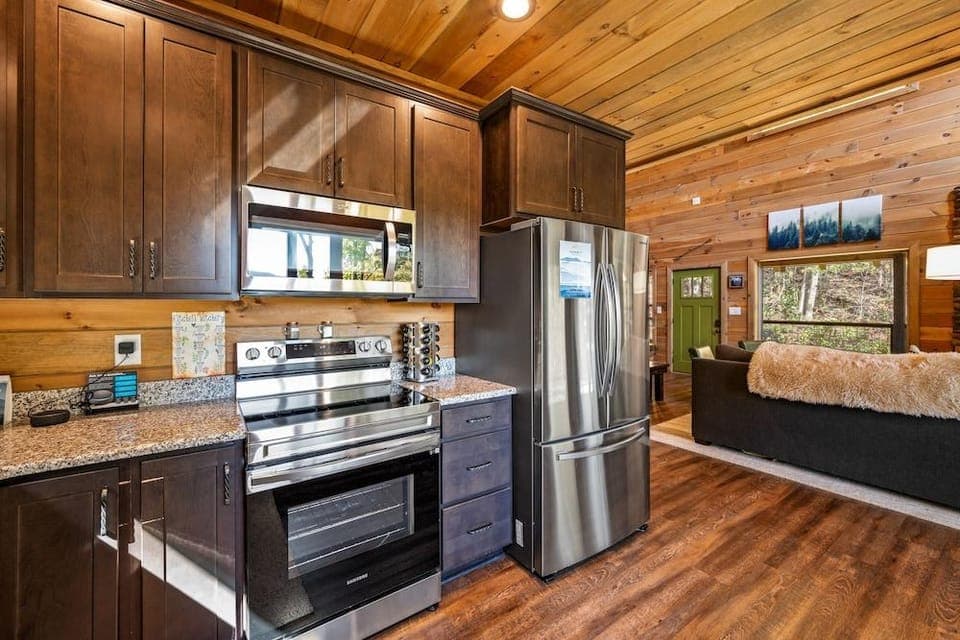 Goodness Gracious 3 Bedroom Cabin by RedAwning Hotel in Sevier County