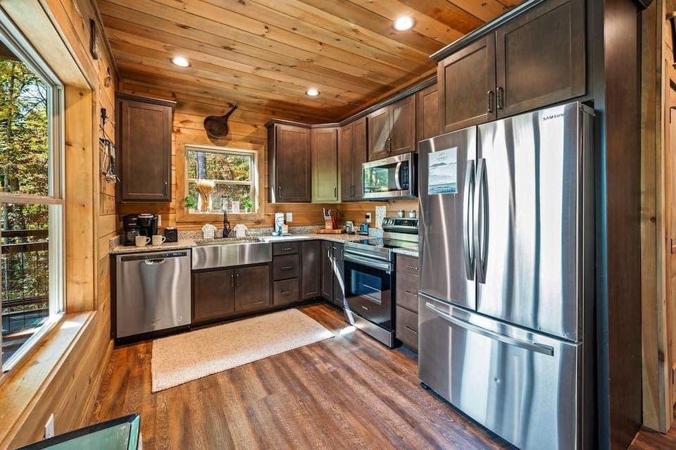 Goodness Gracious 3 Bedroom Cabin by RedAwning Hotel in Sevier County