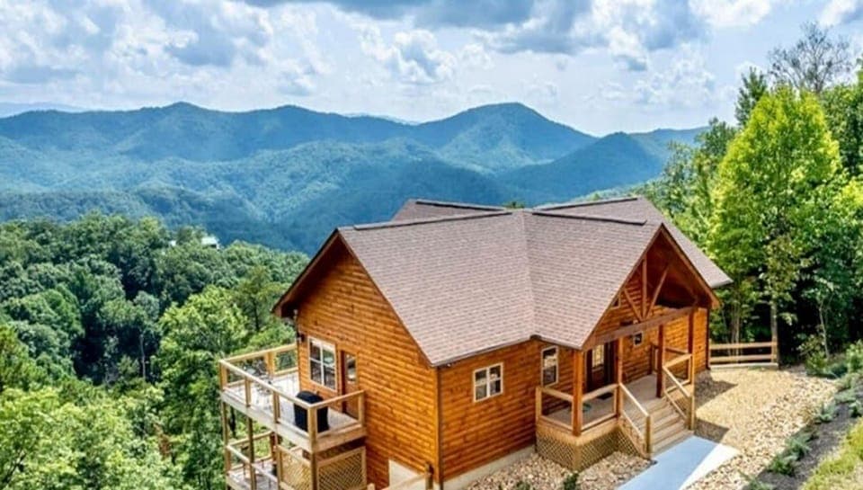 Bear Ridge 3 Bedroom Cabin by RedAwning Hotel in Sevier County