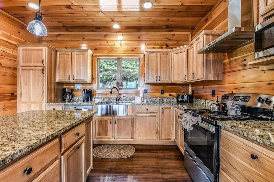 Bear Ridge 3 Bedroom Cabin by RedAwning Hotel in Sevier County