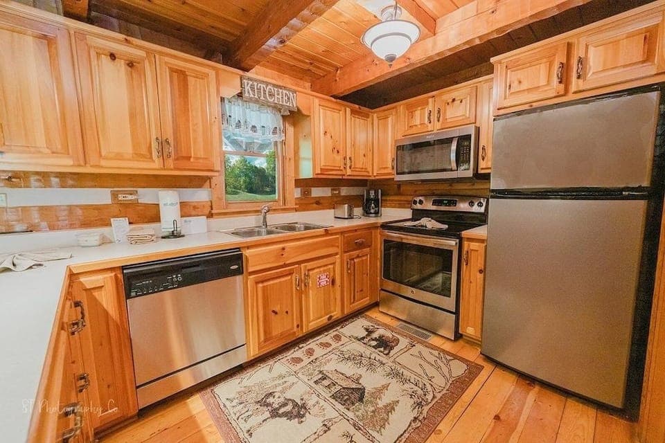 A Slice Of Heaven 2 Bedroom Cabin by RedAwning Hotel in Sevier County