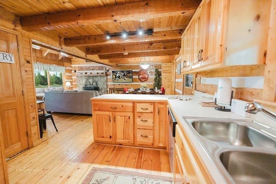 A Slice Of Heaven 2 Bedroom Cabin by RedAwning Hotel in Sevier County