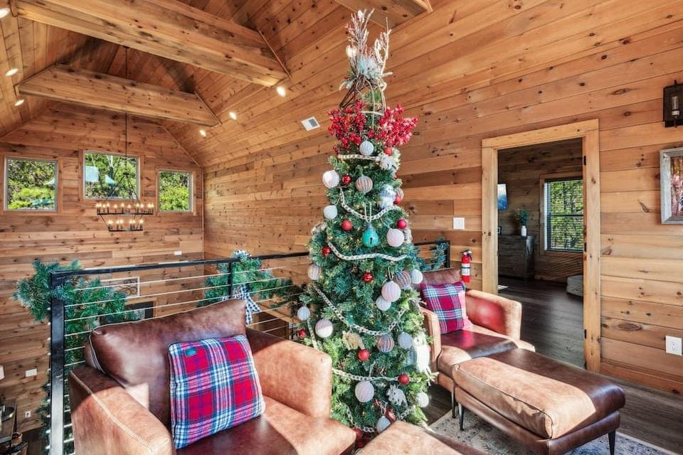 The Hidden Owl Mountain Lodge 5 Bedroom Cabin by RedAwning Hotel in Sevier County