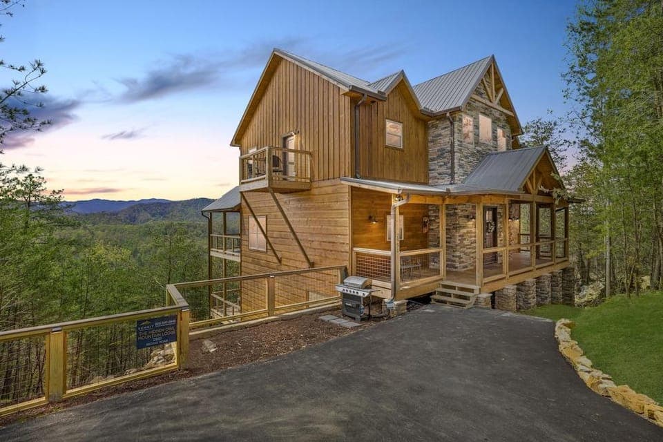 The Hidden Owl Mountain Lodge 5 Bedroom Cabin by RedAwning Hotel in Sevier County