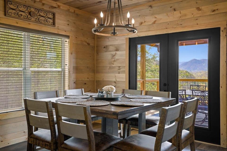 The Hidden Owl Mountain Lodge 5 Bedroom Cabin by RedAwning Hotel in Sevier County