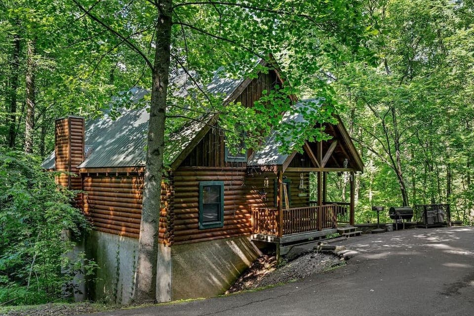 Forest Fling 2 Bedroom Cabin by RedAwning Hotel in Gatlinburg