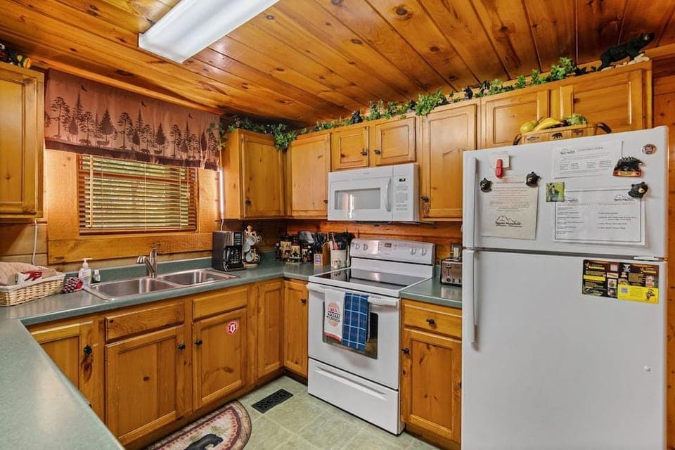 Forest Fling 2 Bedroom Cabin by RedAwning Hotel in Gatlinburg