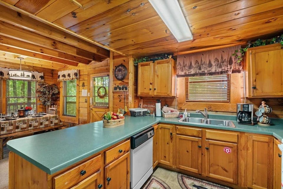 Forest Fling 2 Bedroom Cabin by RedAwning Hotel in Gatlinburg