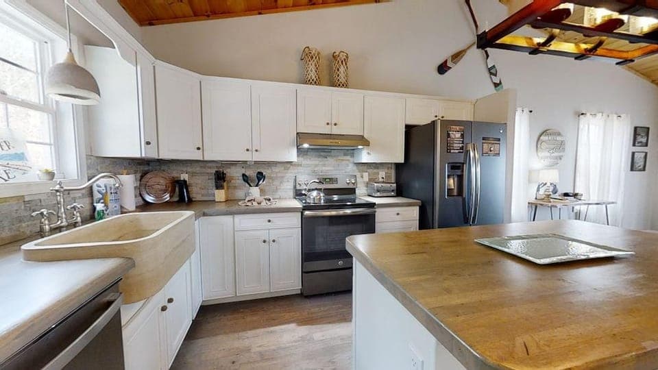 Above The Cove 3 Bedroom Home by RedAwning Hotel in Douglas Lake