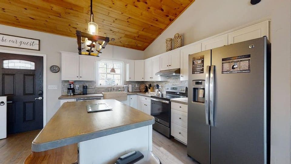 Above The Cove 3 Bedroom Home by RedAwning Hotel in Douglas Lake