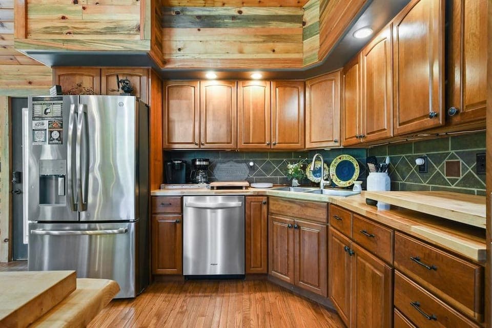 Rustic Hideaway 4 Bedroom Cabin by RedAwning Hotel in Sevierville