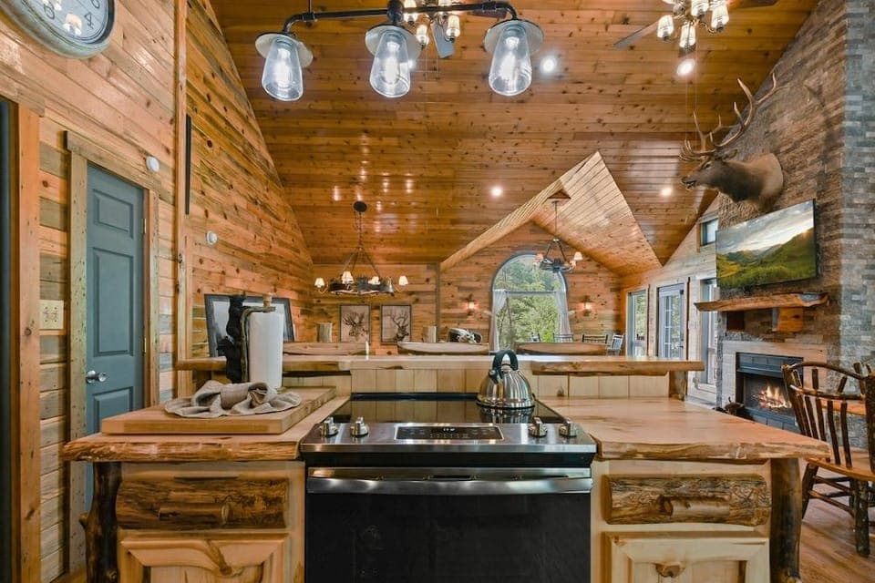 Rustic Hideaway 4 Bedroom Cabin by RedAwning Hotel in Sevierville