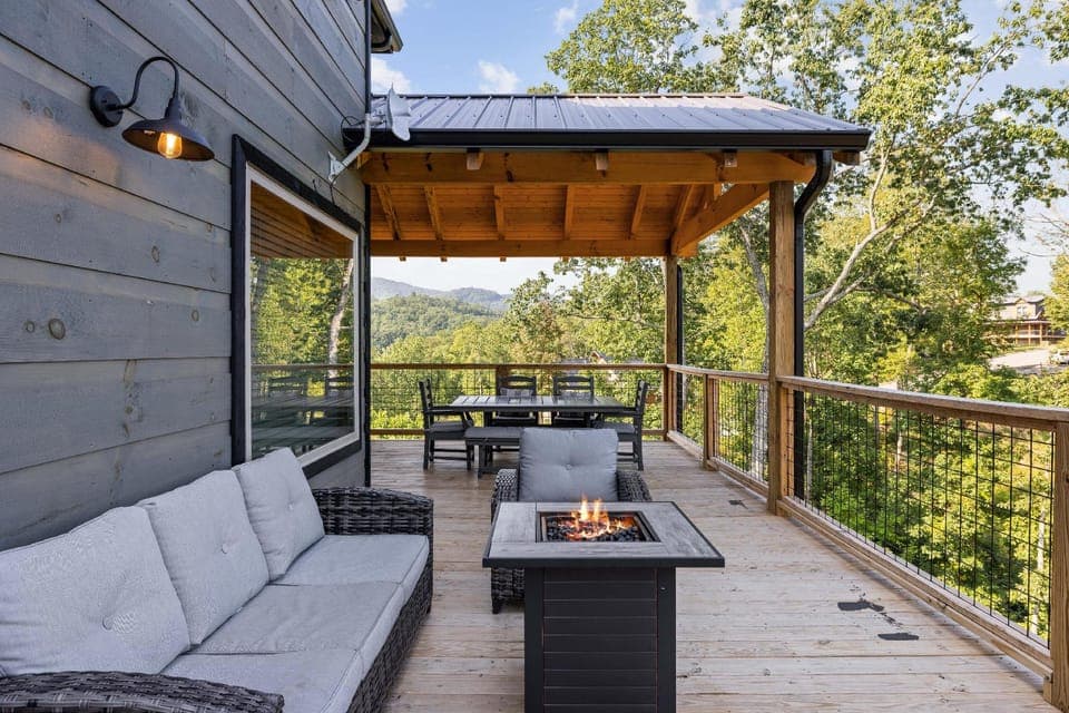 Southern Comfort 5 Bedroom Cabin by RedAwning Hotel in Sevier County
