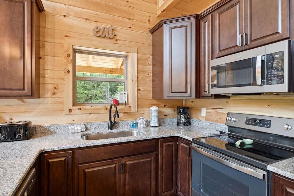Hidden Cove Chalet 5 Bedroom Cabin by RedAwning Hotel in Sevier County