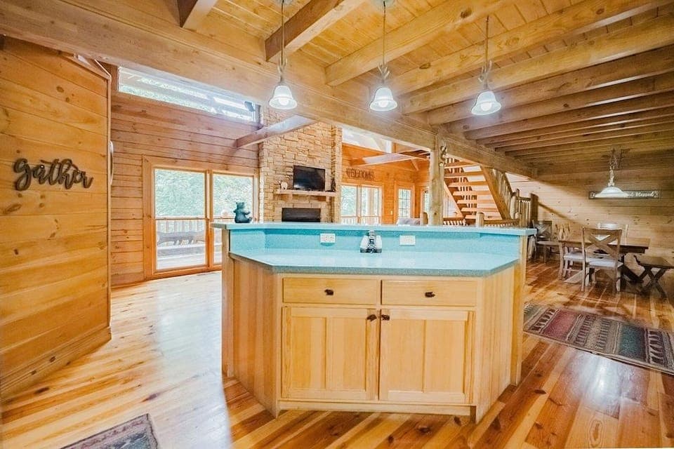 Absolute Bearadise 3 Bedroom Cabin by RedAwning Hotel in Sevier County
