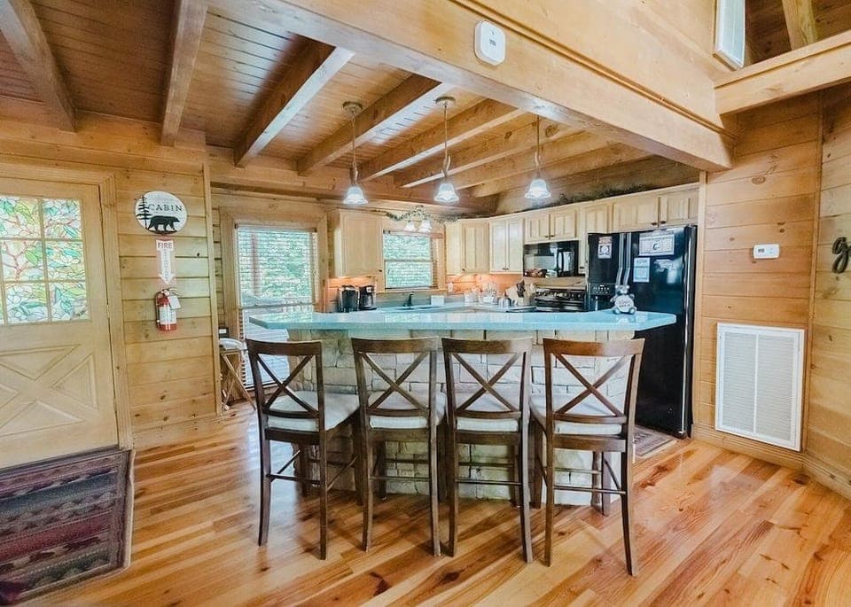 Absolute Bearadise 3 Bedroom Cabin by RedAwning Hotel in Sevier County