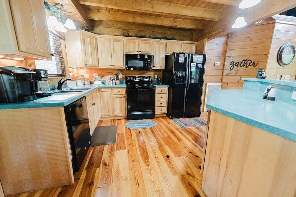 Absolute Bearadise 3 Bedroom Cabin by RedAwning Hotel in Sevier County