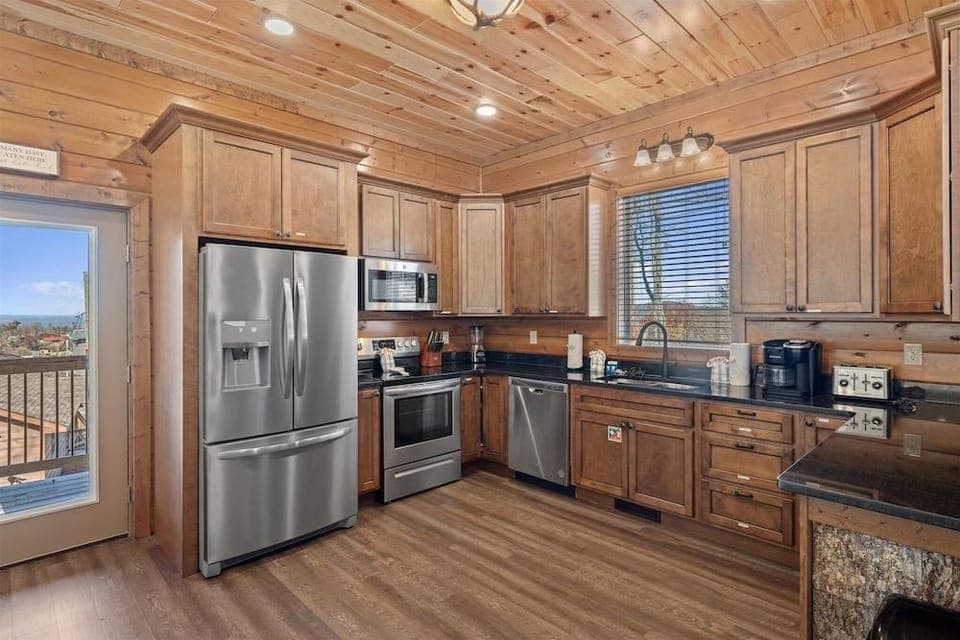 Smokey Treats 5 Bedroom Cabin by RedAwning Hotel in Gatlinburg