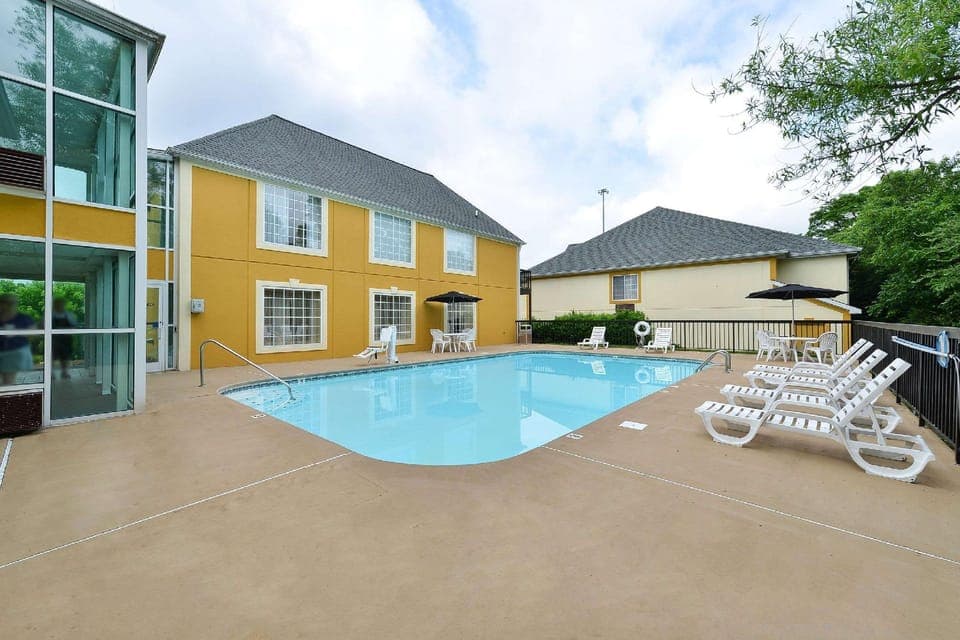 Swimming pool [outdoor]
