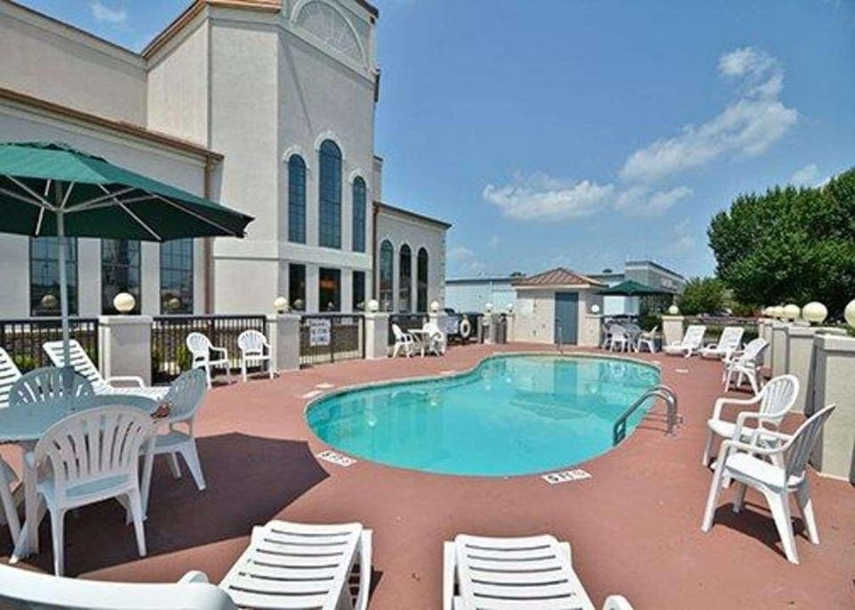 Swimming pool [outdoor]