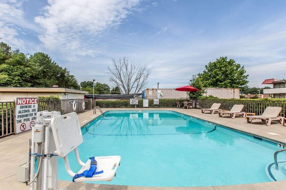 Swimming pool [outdoor]