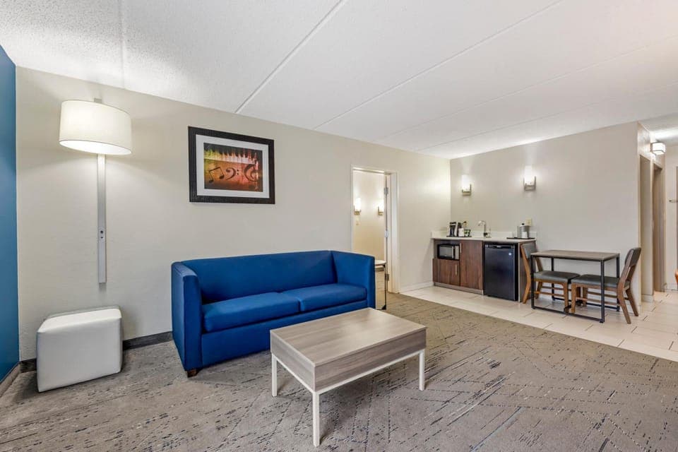 Holiday Inn Express & Suites Antioch By IHG Hotel in Nashville