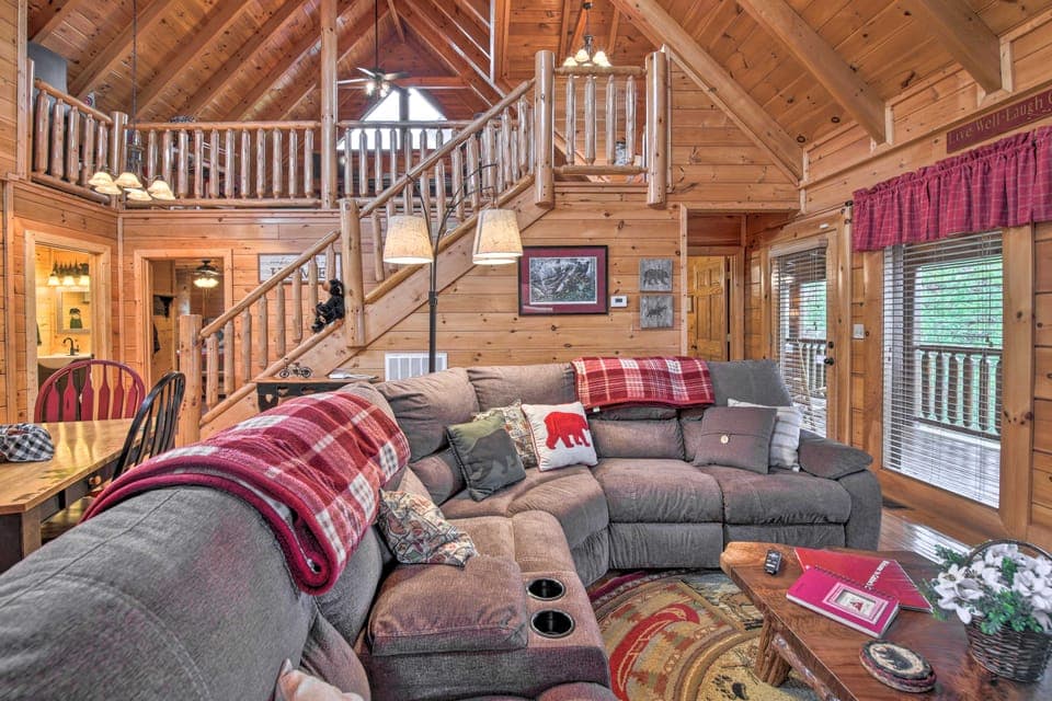 'Cubbie’s Cabin' w/ Hot Tub ~ 7 Mi to Dollywood! House in Pigeon Forge