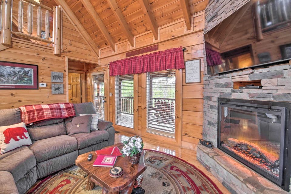'Cubbie’s Cabin' w/ Hot Tub ~ 7 Mi to Dollywood! House in Pigeon Forge