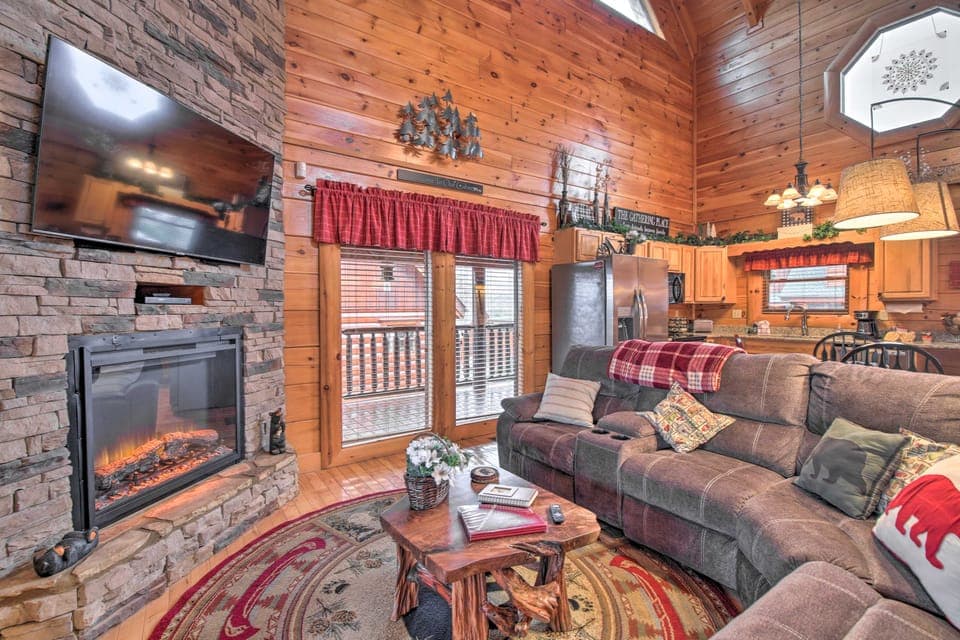 'Cubbie’s Cabin' w/ Hot Tub ~ 7 Mi to Dollywood! House in Pigeon Forge