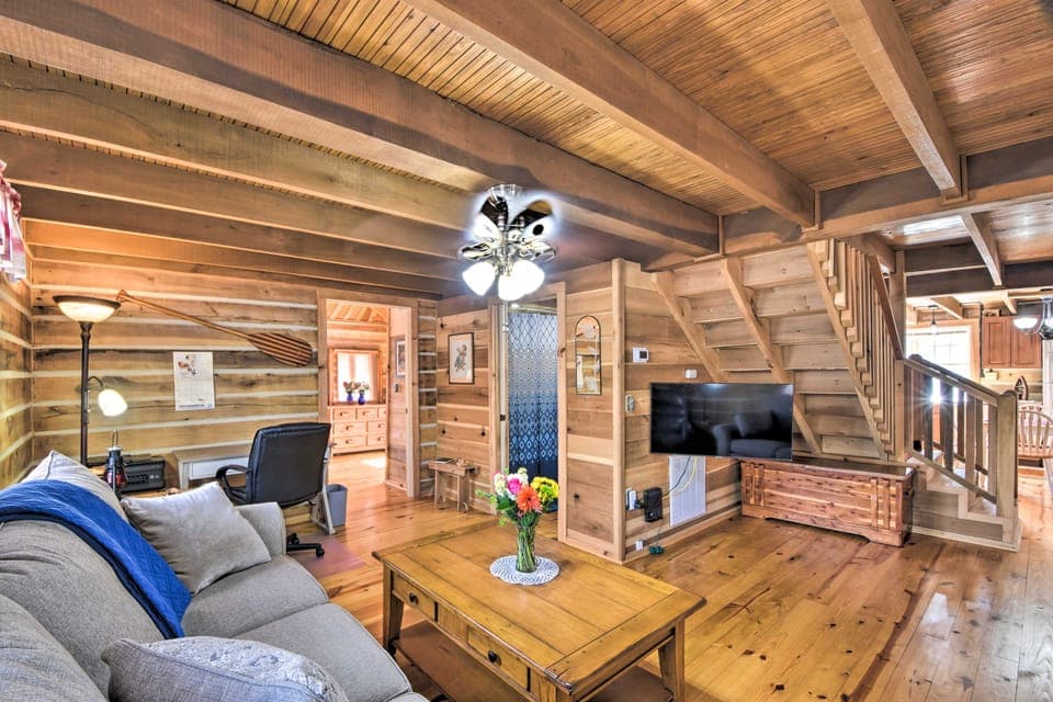 ‘The Lake Place’ Cabin w/ Golf Cart & Free Kayaks! House in Lake Hartwell