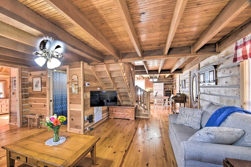 ‘The Lake Place’ Cabin w/ Golf Cart & Free Kayaks! House in Lake Hartwell