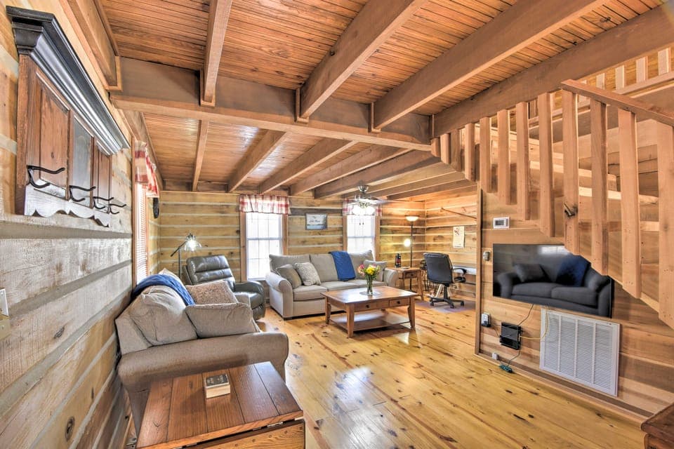 ‘The Lake Place’ Cabin w/ Golf Cart & Free Kayaks! House in Lake Hartwell