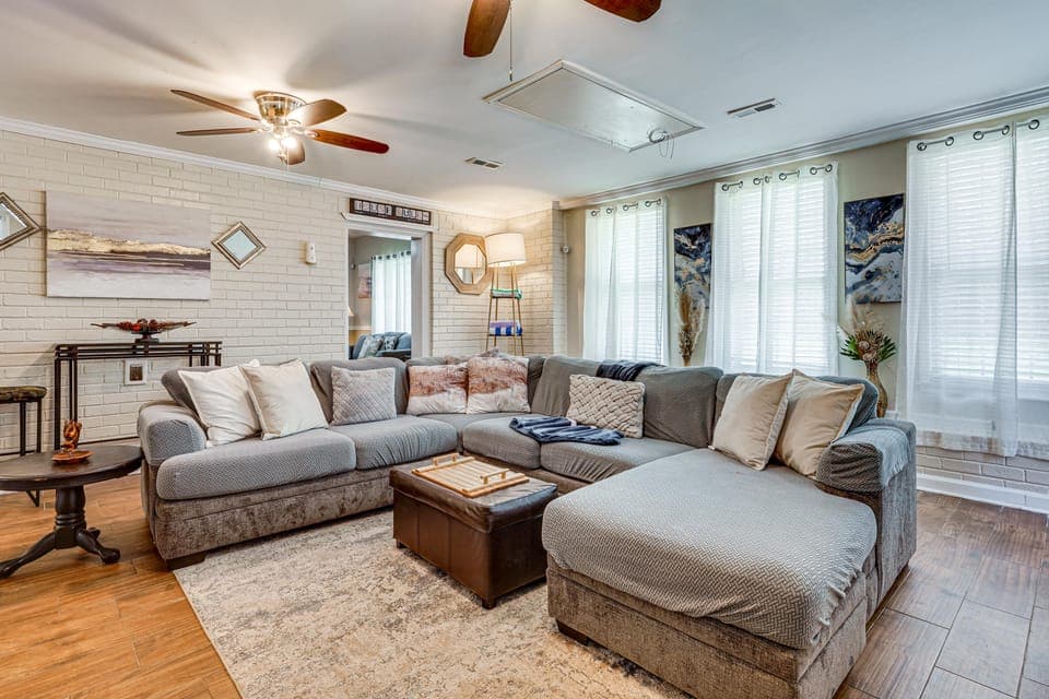 Screened Porch + Grill: Spacious Charleston Home! House in James Island