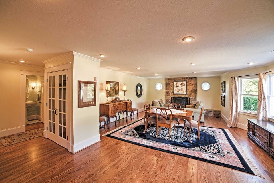 Spacious & Stunning Cleveland Getaway on 1 Acre House in Cleveland