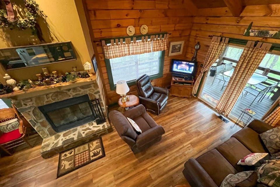 Serene Cabin in the Smokies w/ 2 Decks & Hot Tub! House in Tennessee