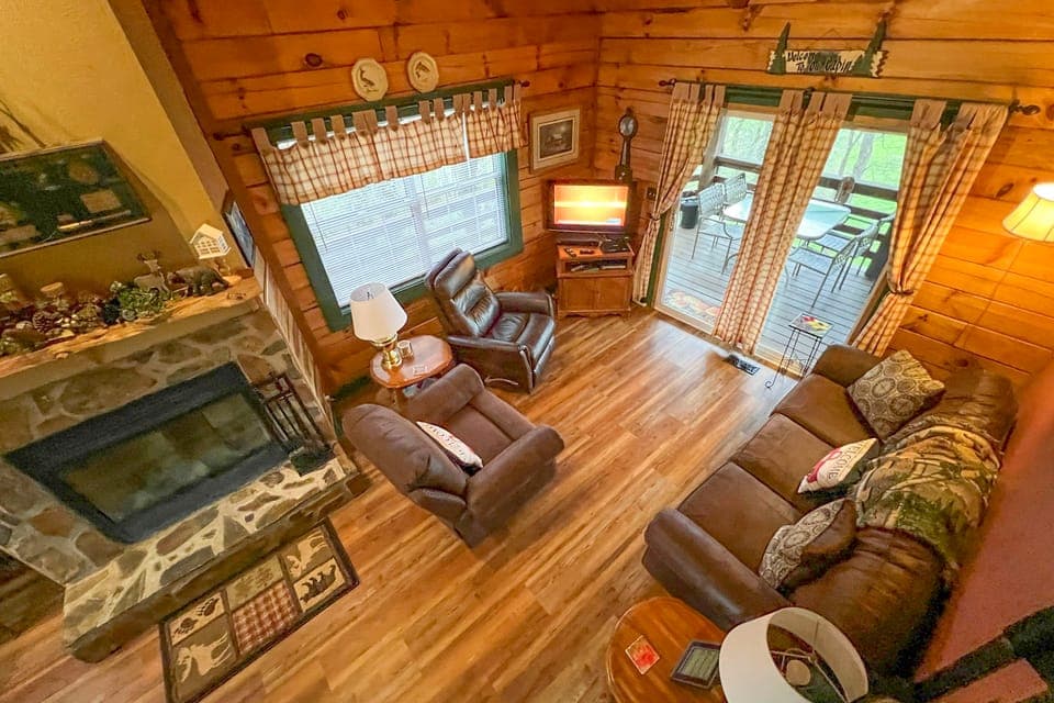 Serene Cabin in the Smokies w/ 2 Decks & Hot Tub! House in Tennessee