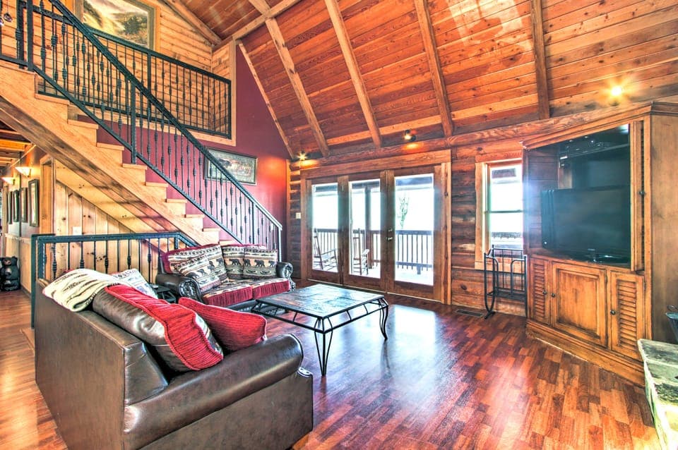 2 Mi to Ober Mtn: Hot Tub & Deck at Cozy Cabin! House in Gatlinburg
