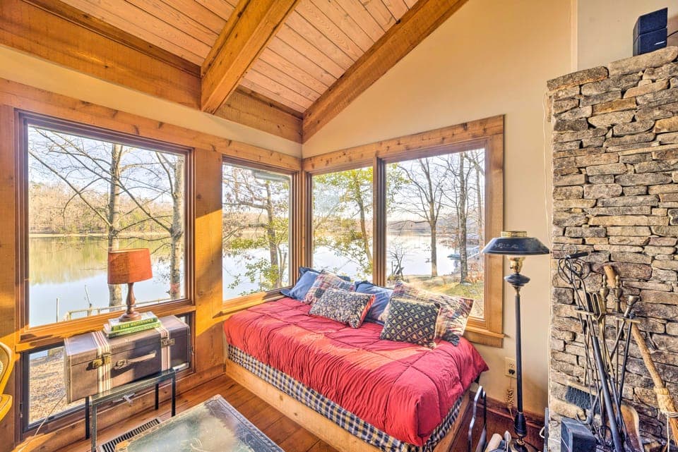 Lakefront Harrison Home w/ Sunroom, Deck, & Dock! House in Chattanooga