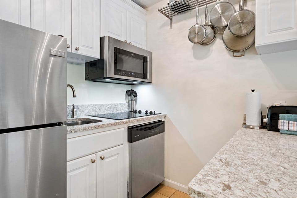 Walk to Bars & Shops: Resort Condo in Hilton Head! Apartment in Coligny Beach