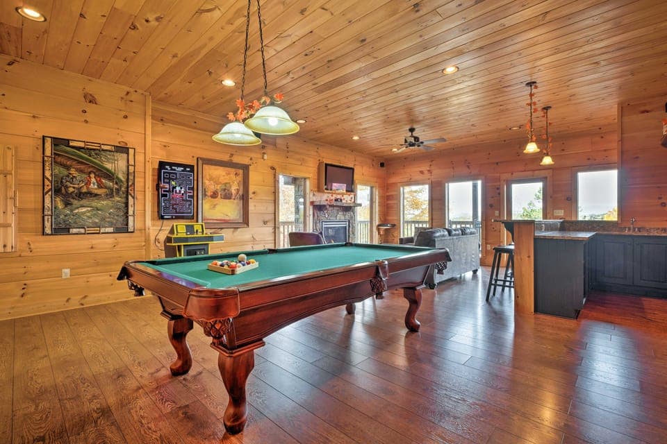 Smoky Mountain Views + Hot Tub: Spacious Cabin! House in Sevier County