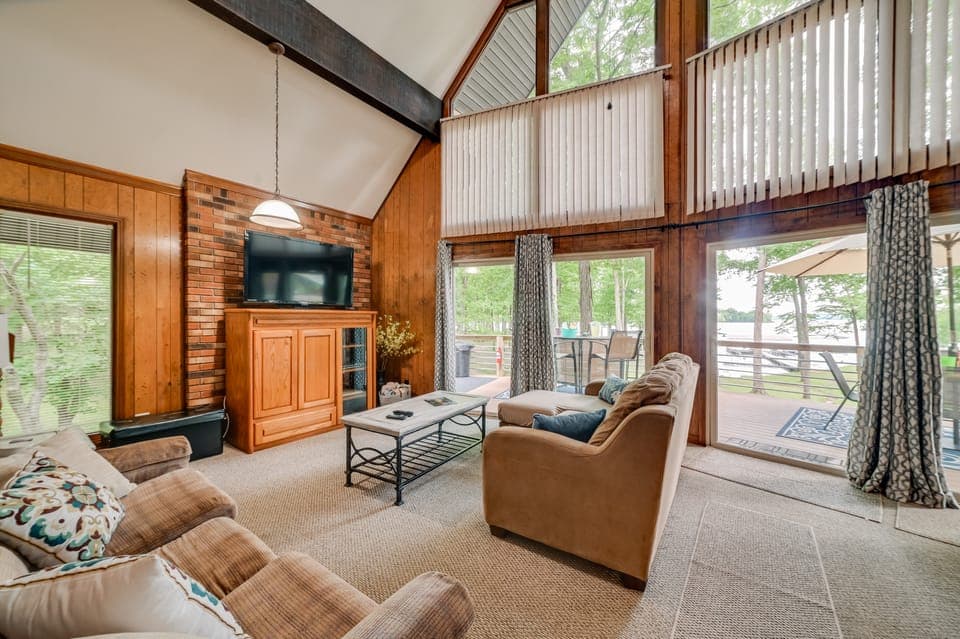 Cozy Dover Home w/ Boat Dock, Fire Pit & Deck! House in Tennessee