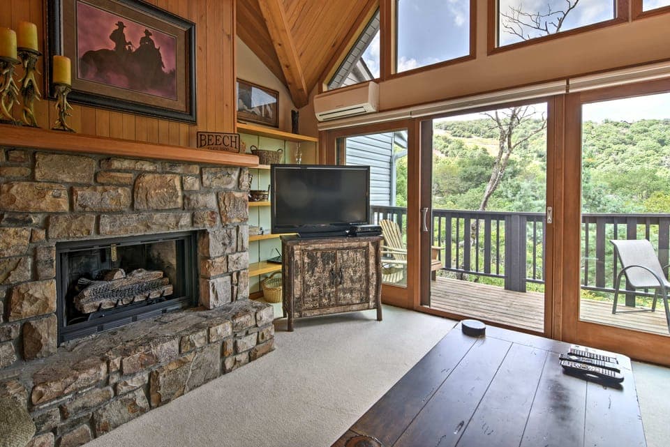 Year-Round Fun in Beech Mountain! Condo w/ Balcony Apartment in Beech Mountain