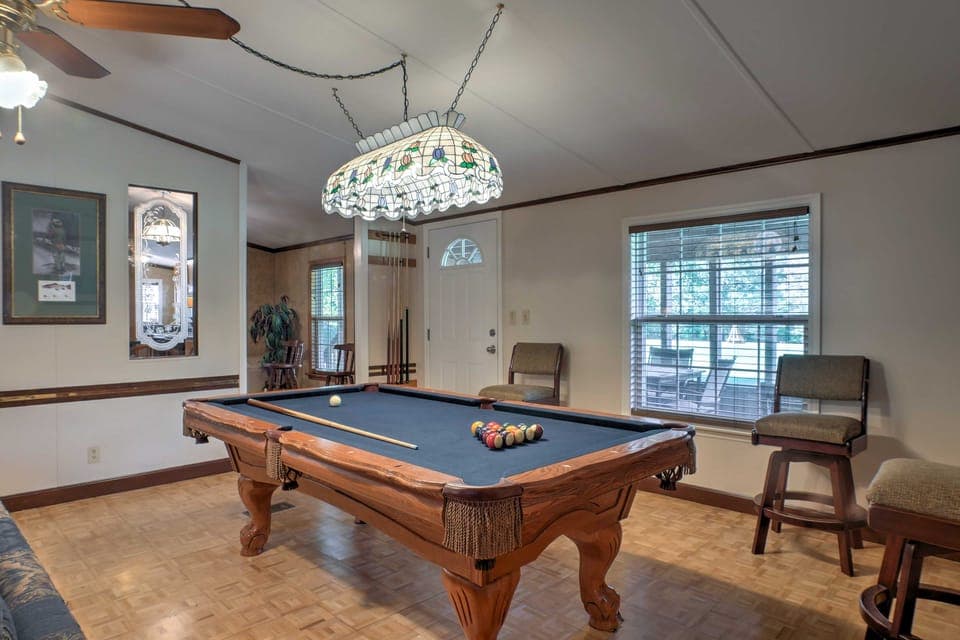 Ooltewah Cabin w/ Grill, Pool Table & Porch! House in Chattanooga