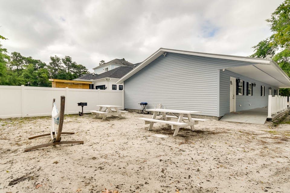 2 Mi to Barefoot Landing! 'Bailey's Beach Cottage' House in Atlantic Beach