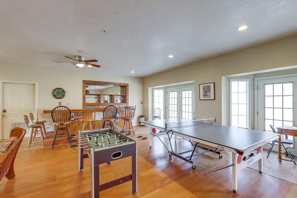 Spacious Group Retreat w/ Game Room in Marshall! House in Buncombe County