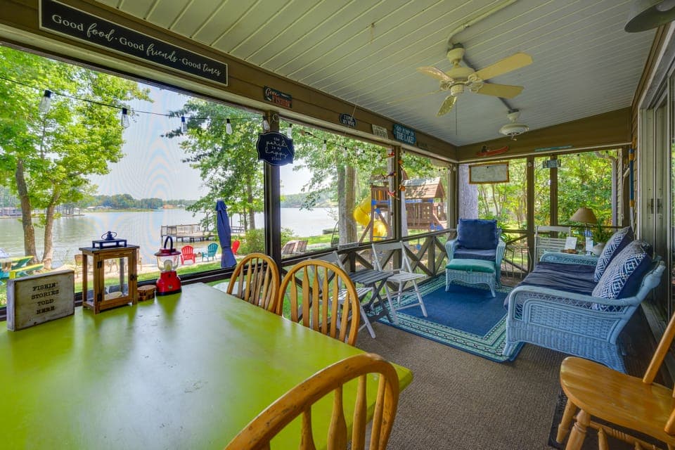 Lake Sinclair 'Crooked Creek Cottage' w/ Fire Pit! Cottage in Lake Sinclair